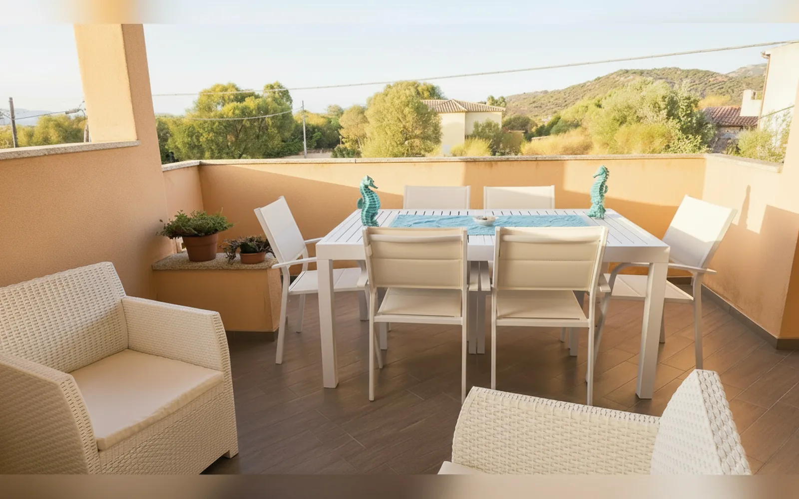 La terrazza coperta di Casa Nina, arredata per i pasti all'aperto