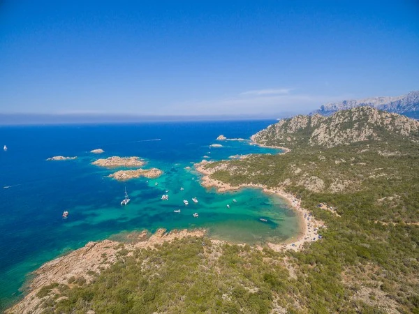 Vista aerea della costa della Gallura vicino a Casa Nina, tra cale e isolotti
