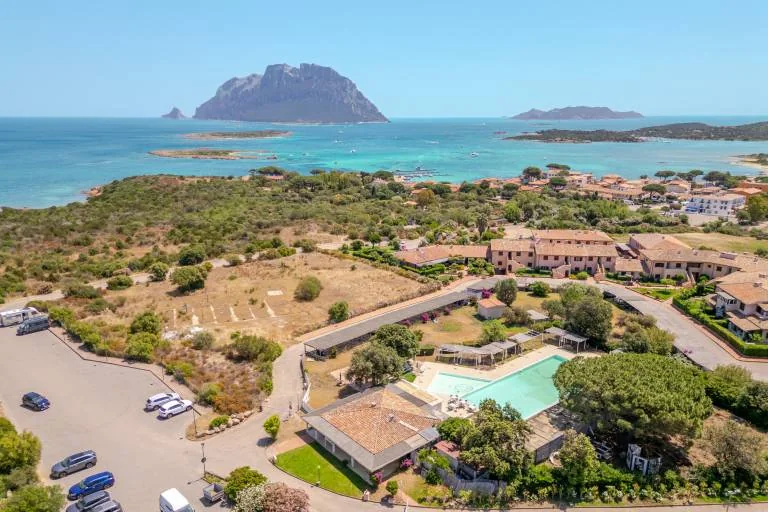 Vista aerea della zona di Murta Maria verso l'isola di Tavolara