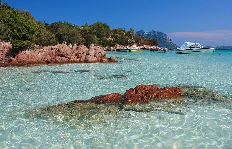 La spiaggia di Porto Istana con l'isola di Tavolara, a 3 minuti da Casa Nina