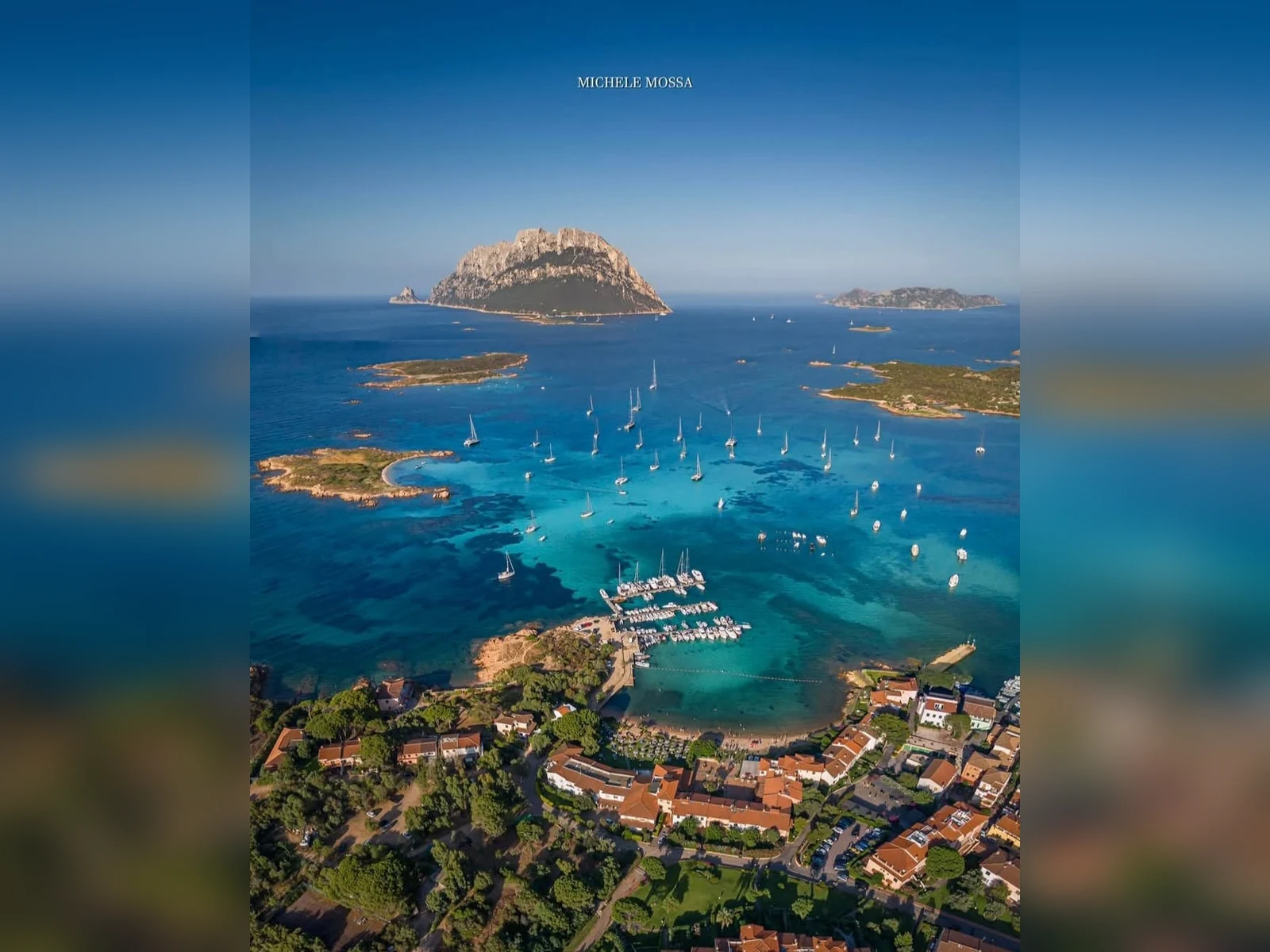 Porto San Paolo vista dall'alto, con il porticciolo e l'isola di Tavolara